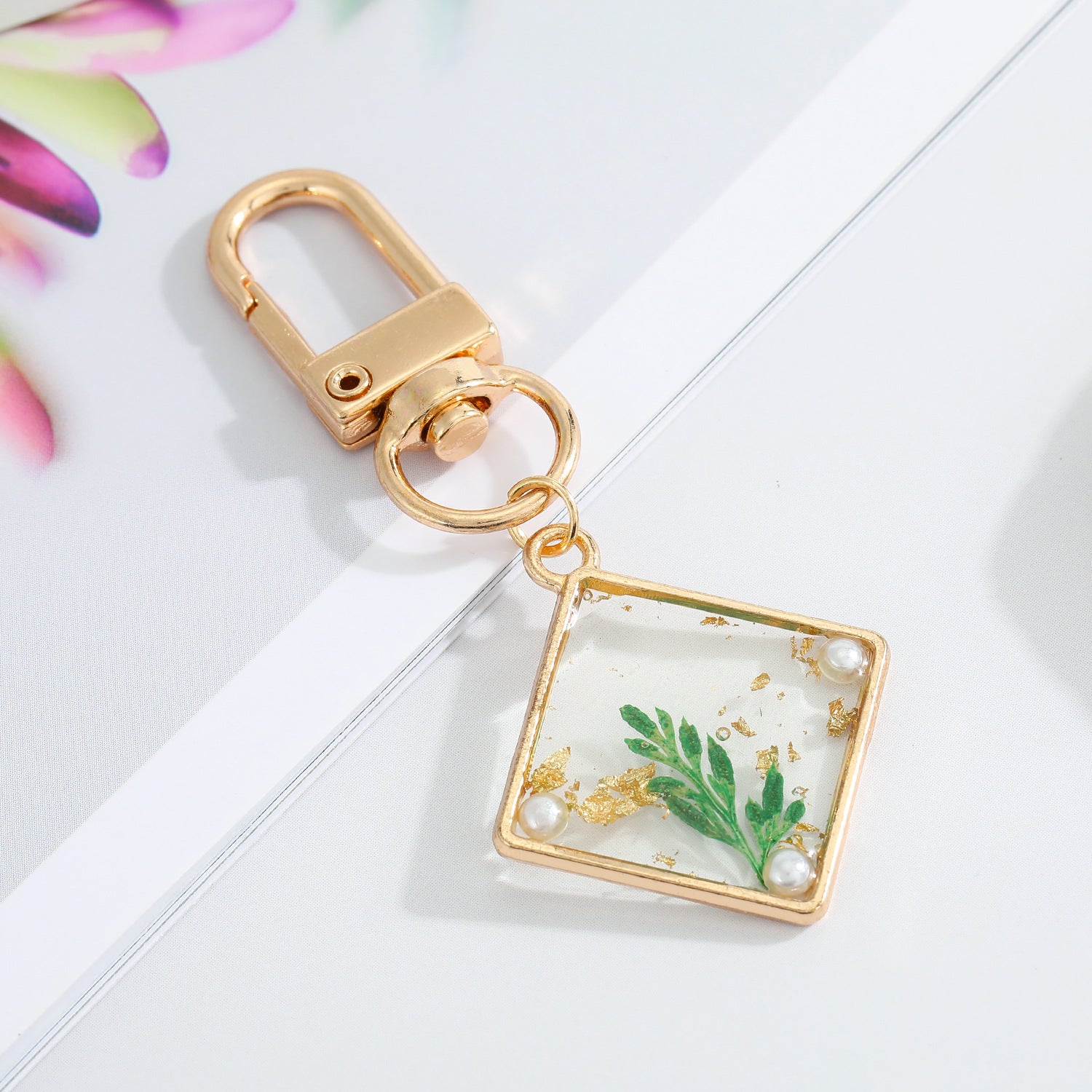 Wholesale 5pcs/pack Dried Flowers Natural Flowers Drip Oil Daisy Alloy Keychains